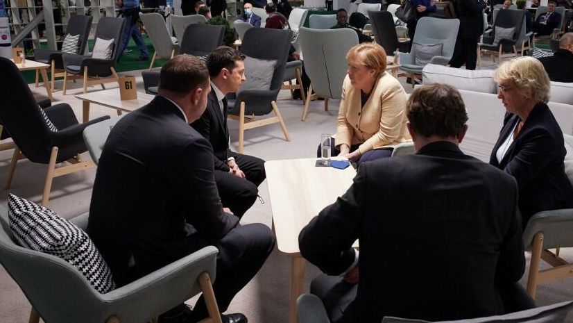 Президент Украины Владимир Зеленский и и.о. канцлера Германии Ангела Меркель во время встречи на конференции ООН по изменению климата в Глазго Президент Украины Владимир Зеленский и и.о. канцлера Германии Ангела Меркель во время встречи на конференции ООН по изменению климата в Глазго - РИА Новости, 1920, 01.11.2021