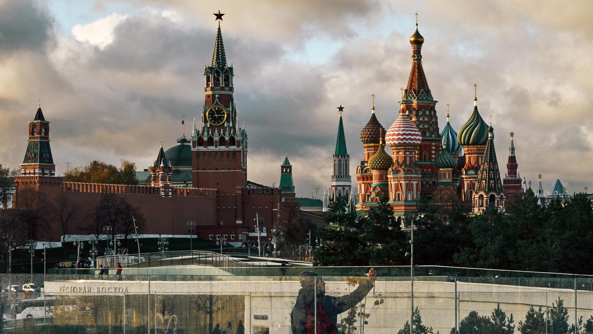 Спасская башня Московского Кремля и Покровский собор Спасская башня Московского Кремля и Покровский собор - РИА Новости, 1920, 22.04.2022