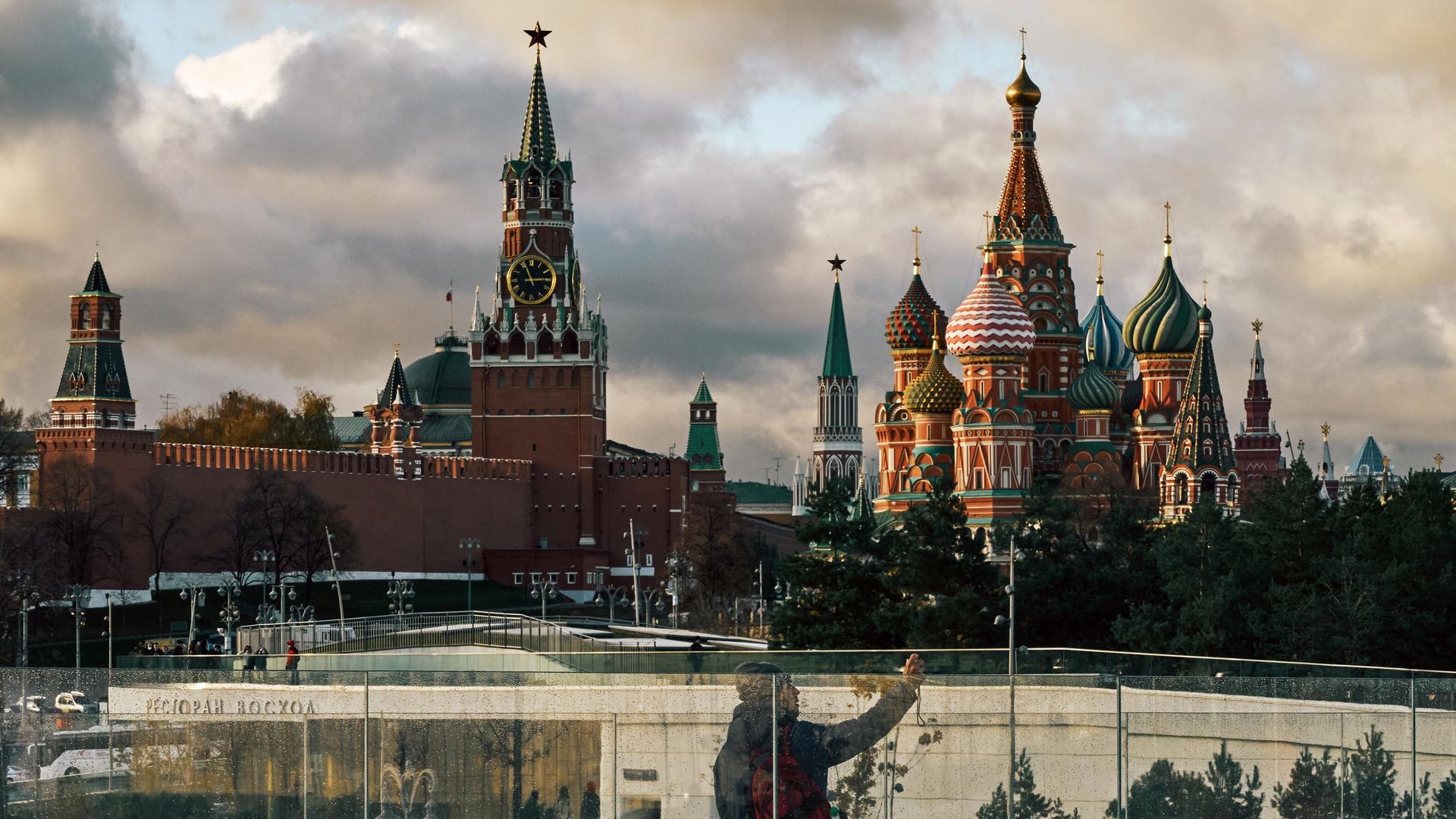 Спасская башня Московского Кремля и Покровский собор - РИА Новости, 1920, 16.12.2021