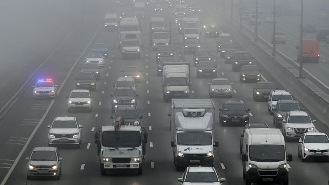 Автомобильное движение во время тумана в Москве
