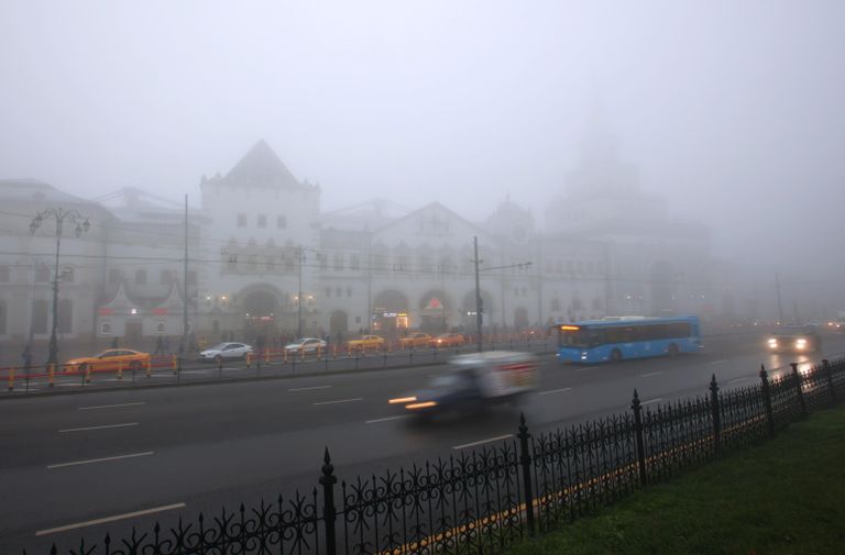 Автомобильное движение у метро Комсомольская в Москве Автомобильное движение у метро Комсомольская в Москве