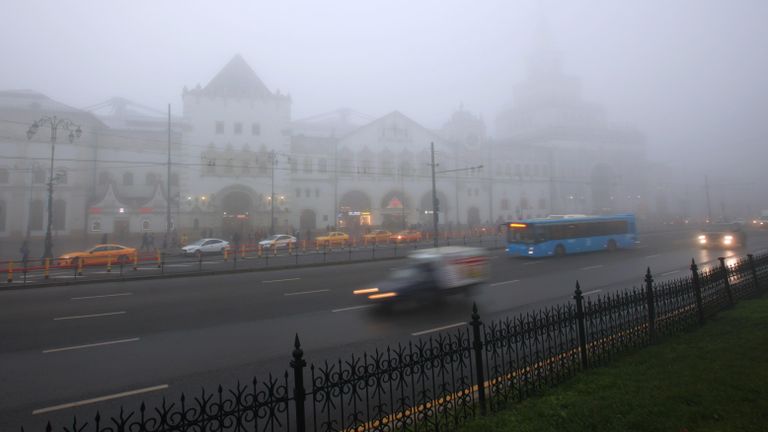 Автомобильное движение у метро Комсомольская в Москве Автомобильное движение у метро Комсомольская в Москве