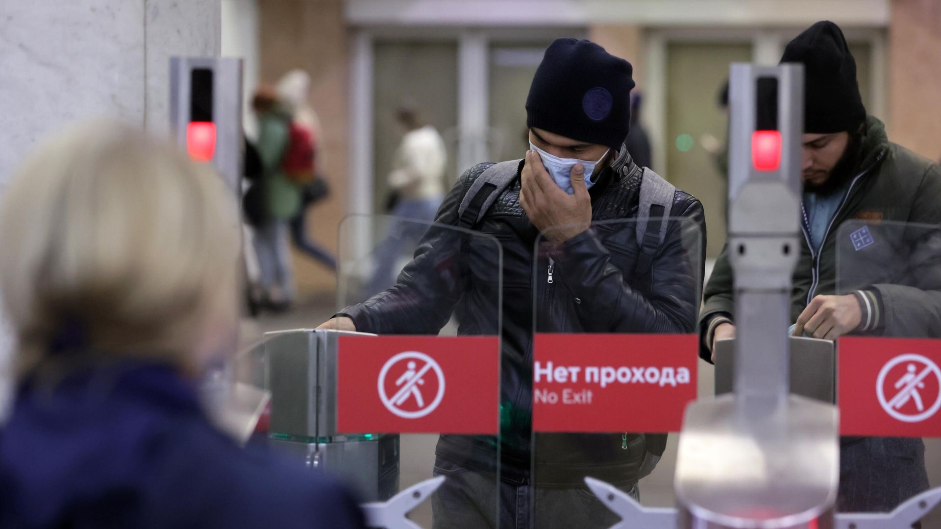 Пассажиры в переходе между станциями метро Пушкинская и Тверская в Москве Пассажиры в переходе между станциями метро Пушкинская и Тверская в Москве - РИА Новости, 1920, 02.12.2021