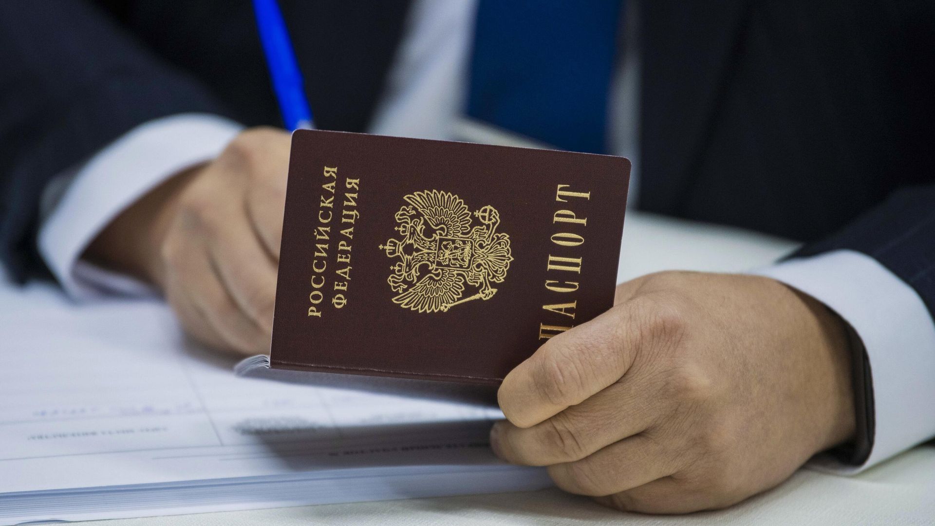 Мужчина заполняет реквизиты данными из паспорта Мужчина заполняет реквизиты данными из паспорта - РИА Новости, 1920, 31.01.2024