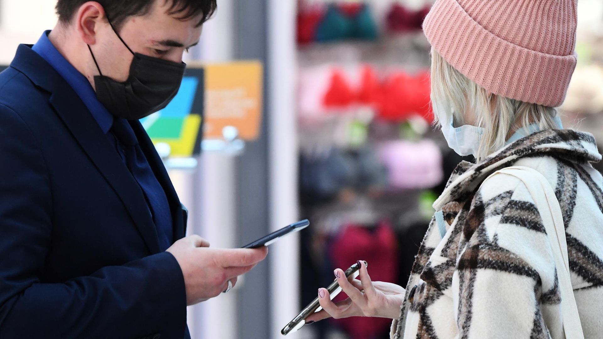 Сотрудник безопасности проверяет наличие у посетительницы QR-кода на входе в торговый центр - РИА Новости, 1920, 19.11.2021