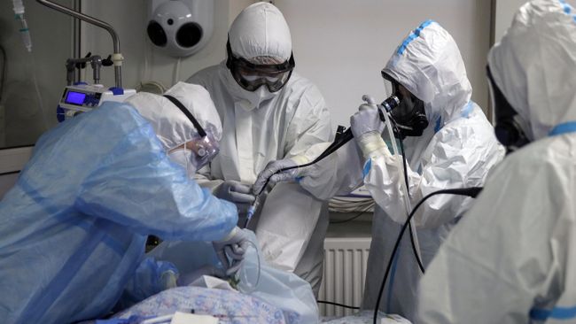 Медицинские работники и пациент в реанимационном отделении COVID-госпиталя в Краснодарской краевой больнице