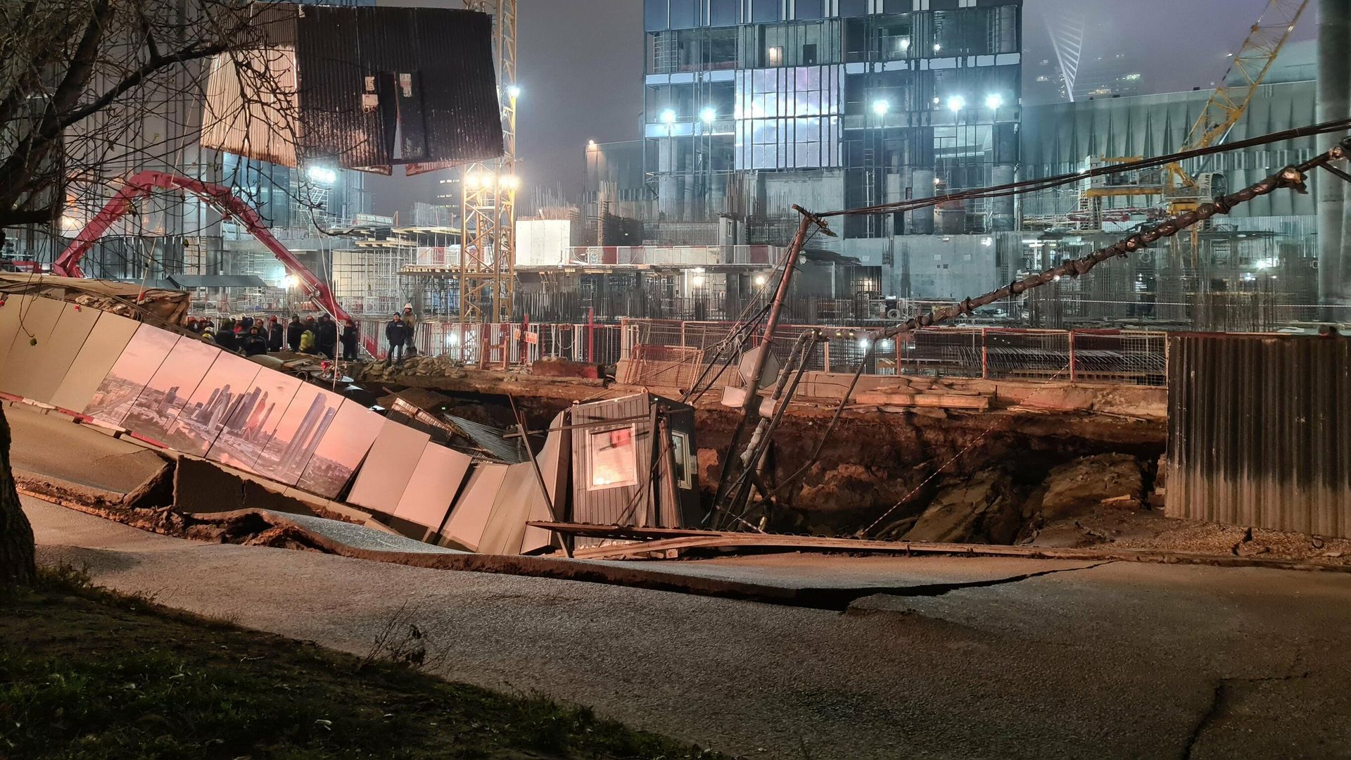 Проседание грунта на Краснопресненской набережной в Москве Проседание грунта на Краснопресненской набережной в Москве - РИА Новости, 1920, 03.11.2021
