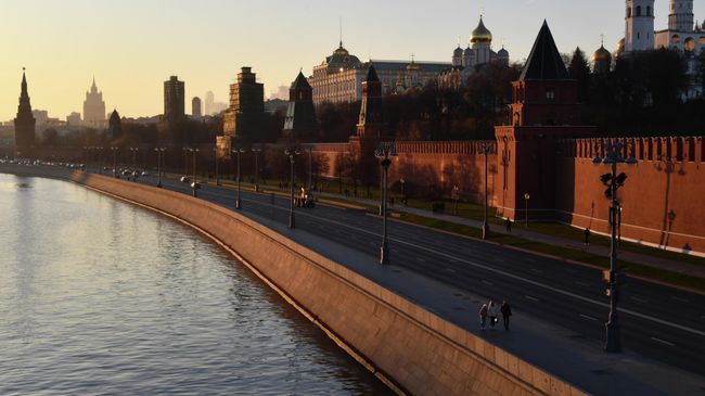 Вид на Кремль и Кремлевскую набережную в Москве Вид на Кремль и Кремлевскую набережную в Москве