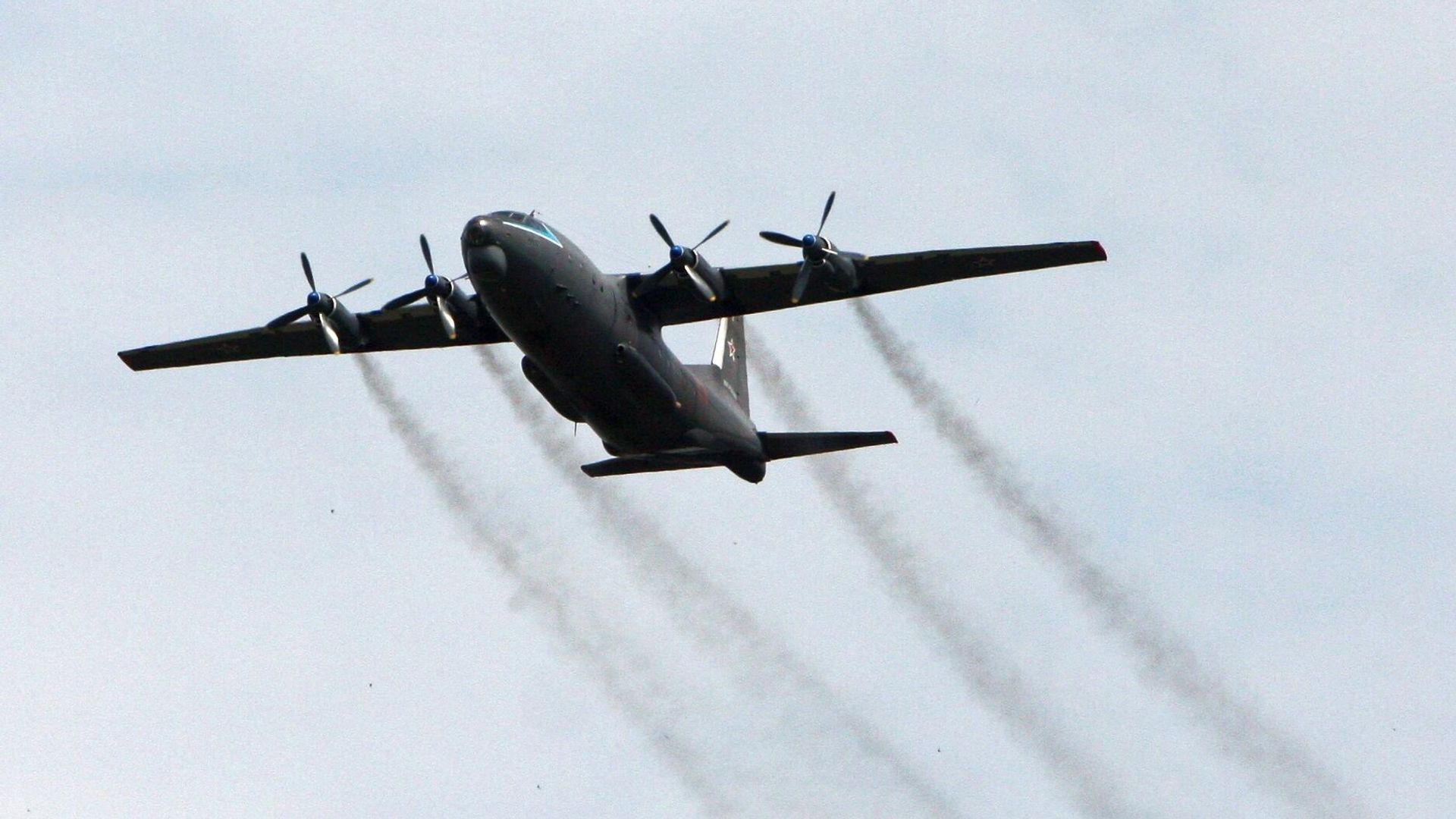 Военно-транспортный самолет Ан-12 Военно-транспортный самолет Ан-12 - РИА Новости, 1920, 03.11.2021