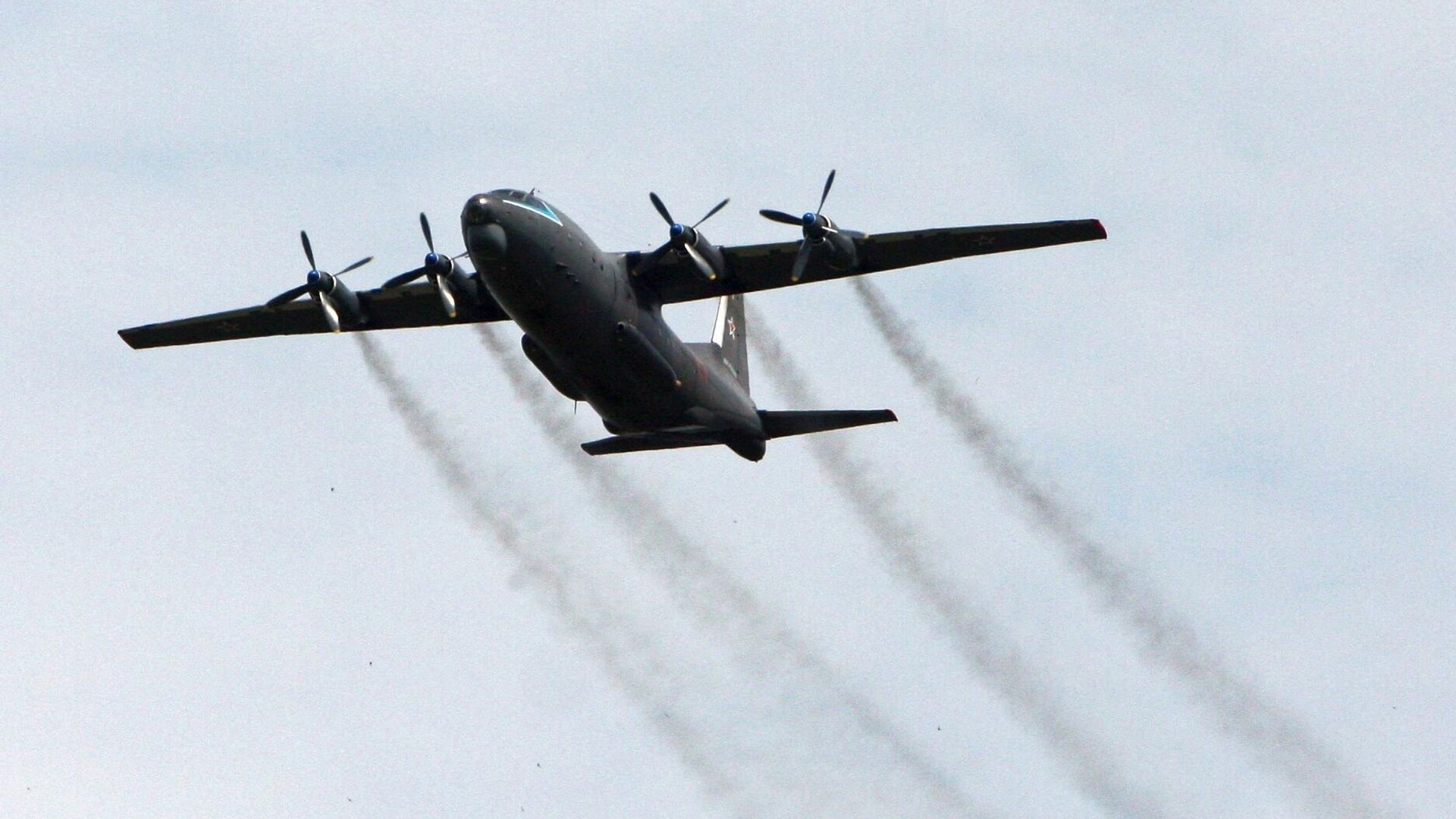 Военно-транспортный самолет Ан-12 Военно-транспортный самолет Ан-12 - РИА Новости, 1920, 15.12.2022