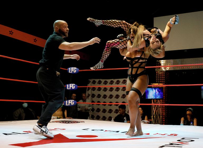 Рефери останавливает драку между участницами чемпионата Lingerie Fighting Championships 35: Booty Camp 3D, Лас-Вегас, Невада Рефери останавливает драку между участницами чемпионата Lingerie Fighting Championships 35: Booty Camp 3D, Лас-Вегас, Невада