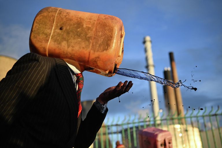 Активист из группы Ocean Rebellion на демонстрации по борьбе с изменением климата возле интегрированного нефтеперерабатывающего и нефтехимического центра INEOS в Грейнджмуте, Шотландия Активист из группы Ocean Rebellion на демонстрации по борьбе с изменением климата возле интегрированного нефтеперерабатывающего и нефтехимического центра INEOS в Грейнджмуте, Шотландия