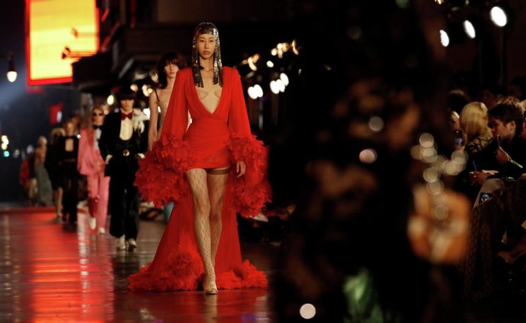 Модель на показе Gucci Love Parade в Лос-Анджелесе Модель на показе Gucci Love Parade в Лос-Анджелесе