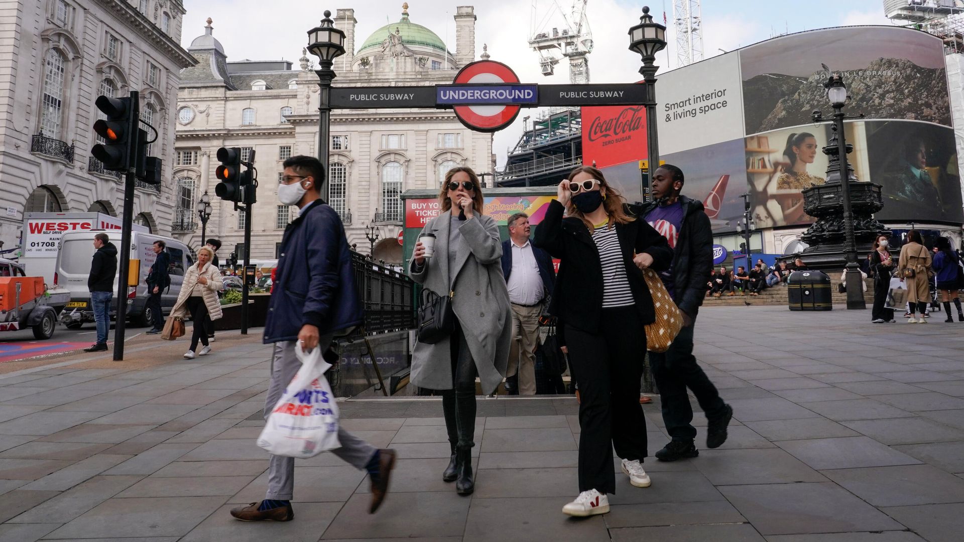 Люди в масках возле метро Piccadilly Circus в Лондоне Люди в масках возле метро Piccadilly Circus в Лондоне - РИА Новости, 1920, 12.12.2021
