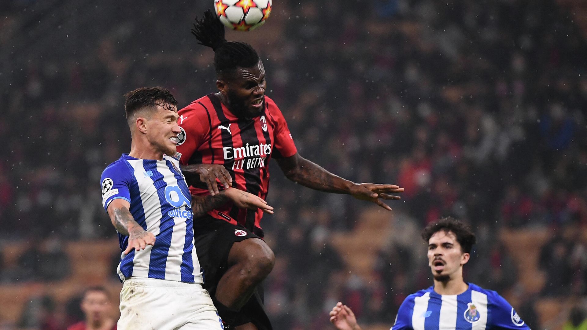 FC Porto's Portuguese midfielder Otavio (L) and AC Milan's Ivorian midfielder Franck Kessie go for a header during the UEFA Champions League Group B football match between AC Milan and Porto on November 3, 2021 at the San Siro stadium in Milan. (Photo by Marco BERTORELLO / AFP) FC Porto's Portuguese midfielder Otavio (L) and AC Milan's Ivorian midfielder Franck Kessie go for a header during the UEFA Champions League Group B football match between AC Milan and Porto on November 3, 2021 at the San Siro stadium in Milan. (Photo by Marco BERTORELLO / AFP) - РИА Новости, 1920, 03.11.2021