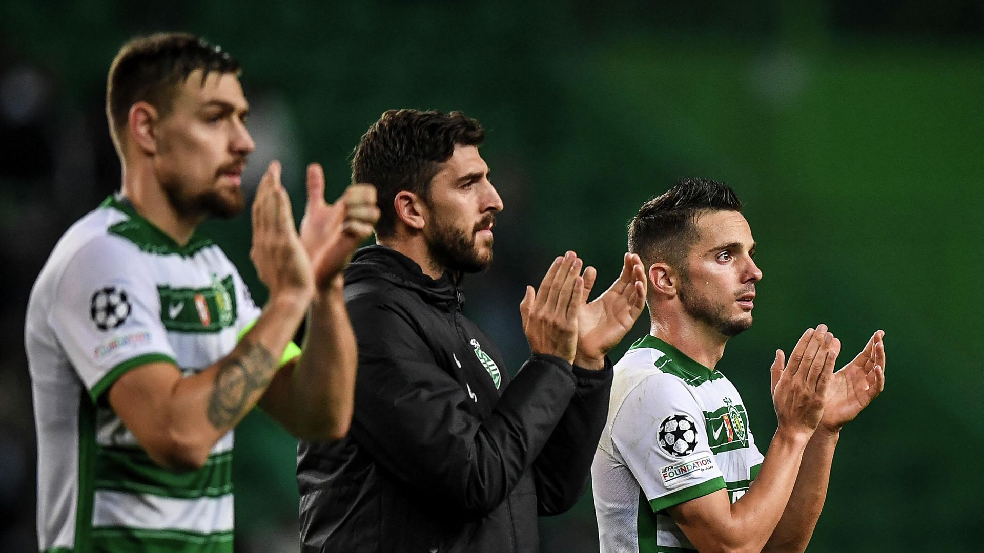 (From L) Sporting Lisbon's Uruguayan defender Sebastian Coates, Sporting's Portuguese forward Paulinho Dias Fernandes and Sporting Lisbon's Spanish forward Pablo Sarabia applaud supporters at the end of the UEFA Champions League first round group C football match between Sporting CP and Besiktas JK at the Jose Alvalade stadium in Lisbon on November 3, 2021. (Photo by PATRICIA DE MELO MOREIRA / AFP) (From L) Sporting Lisbon's Uruguayan defender Sebastian Coates, Sporting's Portuguese forward Paulinho Dias Fernandes and Sporting Lisbon's Spanish forward Pablo Sarabia applaud supporters at the end of the UEFA Champions League first round group C football match between Sporting CP and Besiktas JK at the Jose Alvalade stadium in Lisbon on November 3, 2021. (Photo by PATRICIA DE MELO MOREIRA / AFP) - РИА Новости, 1920, 04.11.2021