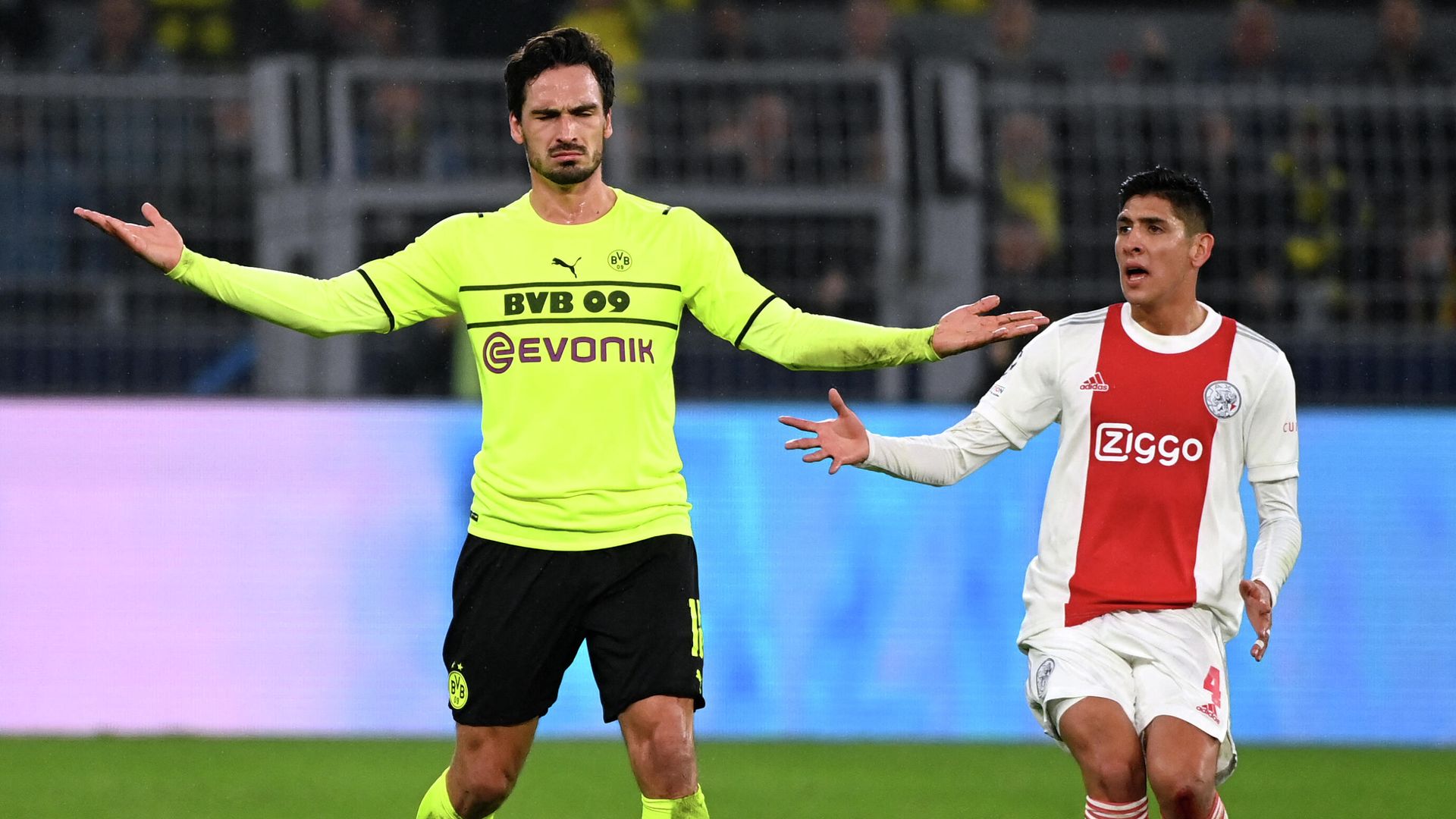 Dortmund's German defender Mats Hummels (L) reacts during the UEFA Champions League, Group C, football match BVB Borussia Dortmund V Ajax Amsterdam in Dortmund, western Germany on November 3, 2021 (Photo by Ina Fassbender / AFP) Dortmund's German defender Mats Hummels (L) reacts during the UEFA Champions League, Group C, football match BVB Borussia Dortmund V Ajax Amsterdam in Dortmund, western Germany on November 3, 2021 (Photo by Ina Fassbender / AFP) - РИА Новости, 1920, 04.11.2021