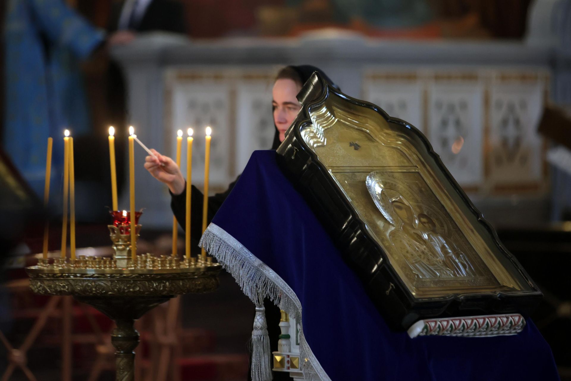 Верующая во время литургии в храме Христа Спасителя в праздник Казанской иконы Божией Матери - РИА Новости, 1920, 27.10.2022