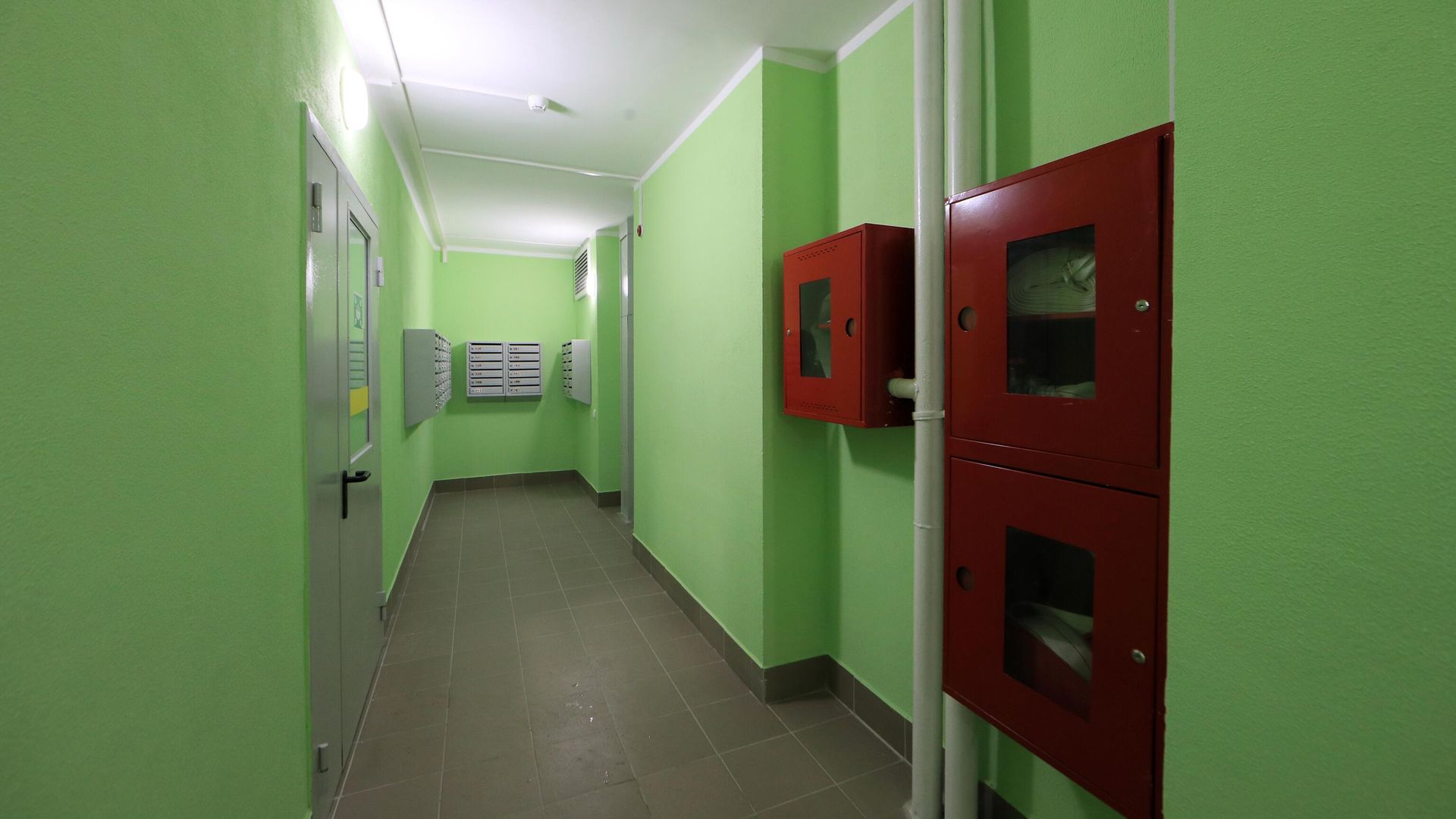 Холл подъезда в многоквартирном доме Холл подъезда в многоквартирном доме - РИА Новости, 1920, 16.11.2021