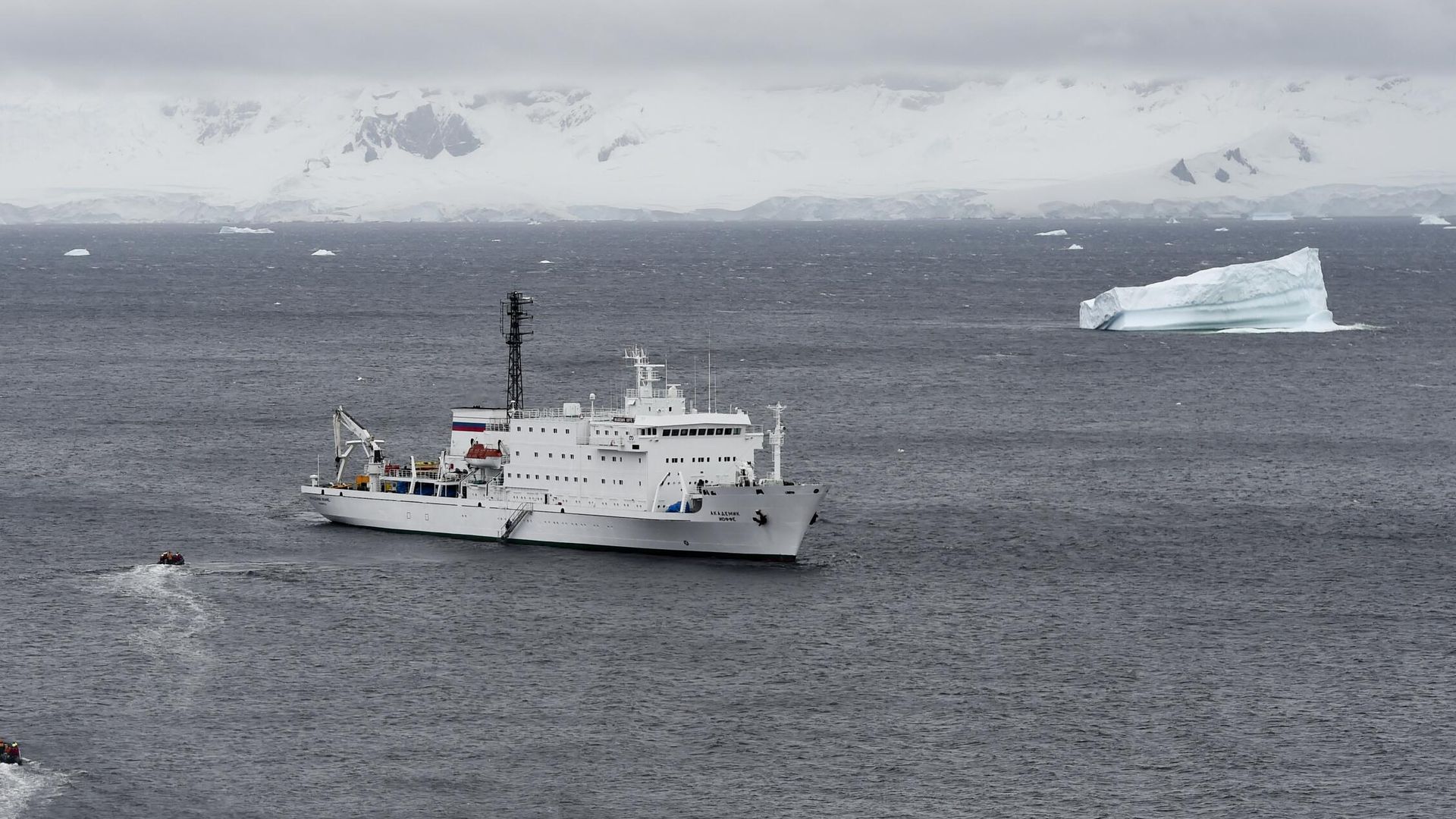 Океанографическое исследовательское судно Академик Иоффе в западной части Антарктического полуострова Океанографическое исследовательское судно Академик Иоффе в западной части Антарктического полуострова - РИА Новости, 1920, 04.11.2021