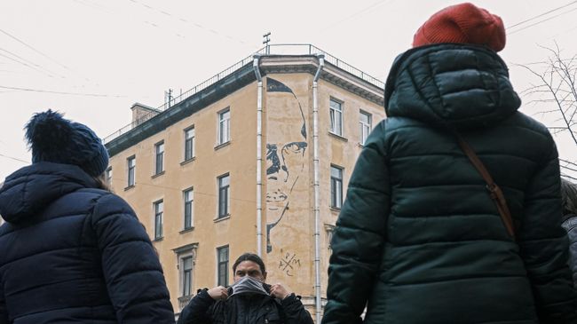 Граффити с изображением писателя Даниила Хармса на доме, где он жил, на улице Маяковского в Санкт-Петербурге Граффити с изображением писателя Даниила Хармса на доме, где он жил, на улице Маяковского в Санкт-Петербурге