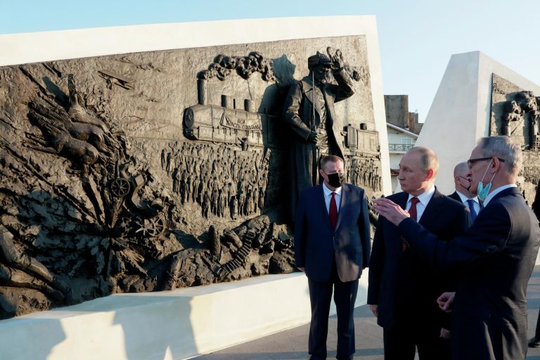 Президент РФ Владимир Путин в Севастополе на церемонии возложения цветов к мемориальному комплексу, посвящённому окончанию Гражданской войны Президент РФ Владимир Путин в Севастополе на церемонии возложения цветов к мемориальному комплексу, посвящённому окончанию Гражданской войны