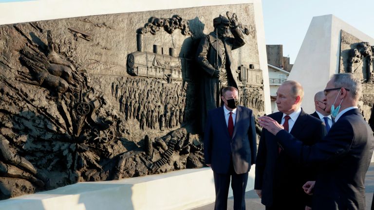 Президент РФ Владимир Путин в Севастополе на церемонии возложения цветов к мемориальному комплексу, посвящённому окончанию Гражданской войны Президент РФ Владимир Путин в Севастополе на церемонии возложения цветов к мемориальному комплексу, посвящённому окончанию Гражданской войны