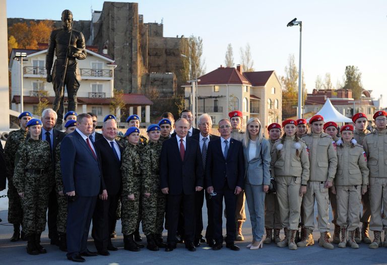 Президент РФ Владимир Путин в Севастополе во время фотографирования с участниками церемонии возложения цветов к мемориальному комплексу, посвящённому окончанию Гражданской войны Президент РФ Владимир Путин в Севастополе во время фотографирования с участниками церемонии возложения цветов к мемориальному комплексу, посвящённому окончанию Гражданской войны
