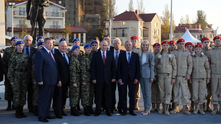Президент РФ Владимир Путин в Севастополе во время фотографирования с участниками церемонии возложения цветов к мемориальному комплексу, посвящённому окончанию Гражданской войны Президент РФ Владимир Путин в Севастополе во время фотографирования с участниками церемонии возложения цветов к мемориальному комплексу, посвящённому окончанию Гражданской войны