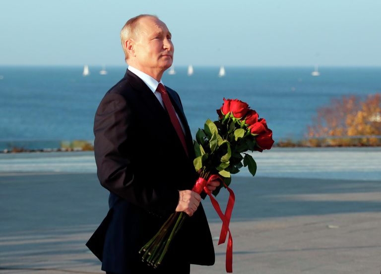 Президент РФ Владимир Путин в Севастополе на церемонии возложения цветов к мемориальному комплексу, посвящённому окончанию Гражданской войны Президент РФ Владимир Путин в Севастополе на церемонии возложения цветов к мемориальному комплексу, посвящённому окончанию Гражданской войны