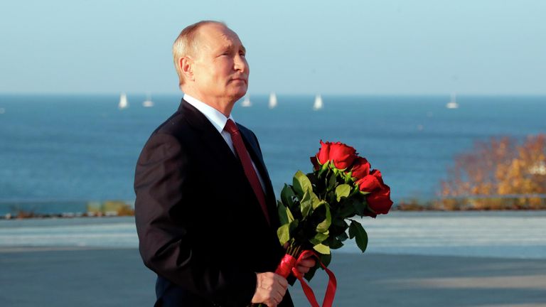 Президент РФ Владимир Путин в Севастополе на церемонии возложения цветов к мемориальному комплексу, посвящённому окончанию Гражданской войны Президент РФ Владимир Путин в Севастополе на церемонии возложения цветов к мемориальному комплексу, посвящённому окончанию Гражданской войны