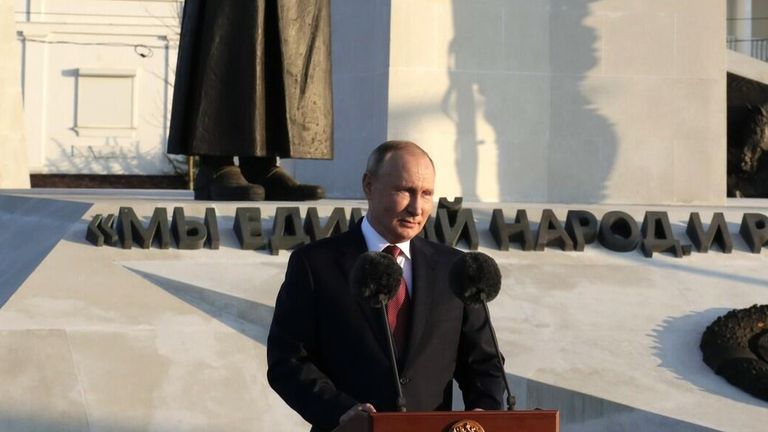Президент РФ Владимир Путин в Севастополе на церемонии возложения цветов к мемориальному комплексу, посвящённому окончанию Гражданской войны Президент РФ Владимир Путин в Севастополе на церемонии возложения цветов к мемориальному комплексу, посвящённому окончанию Гражданской войны