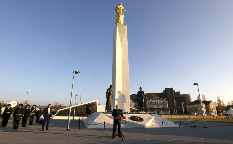 Президент РФ Владимир Путин в Севастополе на церемонии возложения цветов к мемориальному комплексу, посвящённому окончанию Гражданской войны Президент РФ Владимир Путин в Севастополе на церемонии возложения цветов к мемориальному комплексу, посвящённому окончанию Гражданской войны