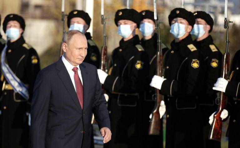 Президент РФ Владимир Путин на церемонии возложения цветов к мемориальному комплексу в Севастополе, посвящённому окончанию Гражданской войны Президент РФ Владимир Путин на церемонии возложения цветов к мемориальному комплексу в Севастополе, посвящённому окончанию Гражданской войны
