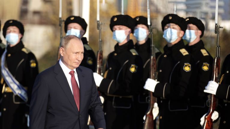 Президент РФ Владимир Путин на церемонии возложения цветов к мемориальному комплексу в Севастополе, посвящённому окончанию Гражданской войны Президент РФ Владимир Путин на церемонии возложения цветов к мемориальному комплексу в Севастополе, посвящённому окончанию Гражданской войны