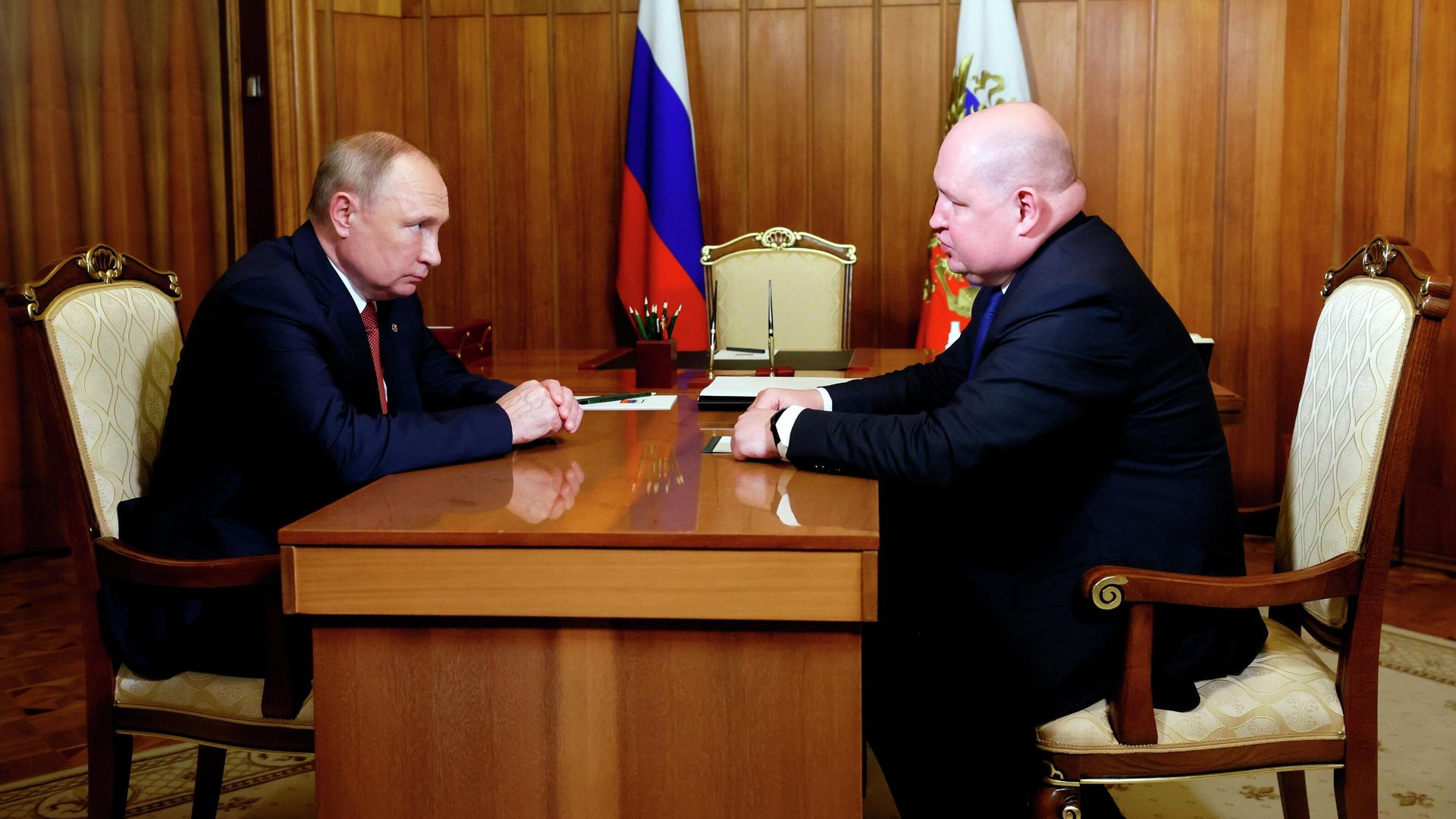 Президент РФ Владимир Путин и губернатор Севастополя Михаил Развожаев во время встречи Президент РФ Владимир Путин и губернатор Севастополя Михаил Развожаев во время встречи - РИА Новости, 1920, 04.11.2021