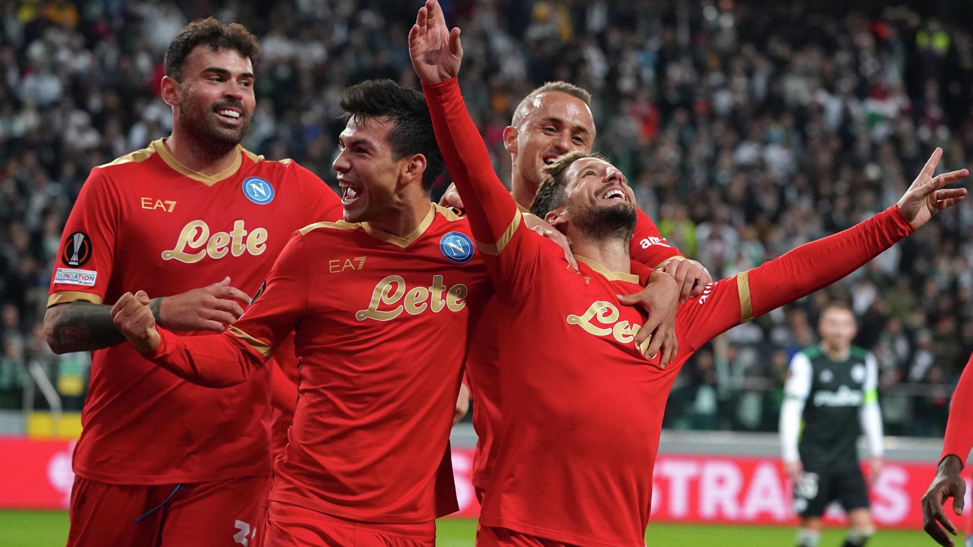 Napoli's Belgian forward Dries Mertens (R) celebrates with his team mates scoring the 1-2 during the UEFA Europa League Group C football match Legia Warsaw v Napoli in Warsaw on November 4, 2021. (Photo by JANEK SKARZYNSKI / AFP) Napoli's Belgian forward Dries Mertens (R) celebrates with his team mates scoring the 1-2 during the UEFA Europa League Group C football match Legia Warsaw v Napoli in Warsaw on November 4, 2021. (Photo by JANEK SKARZYNSKI / AFP) - РИА Новости, 1920, 04.11.2021