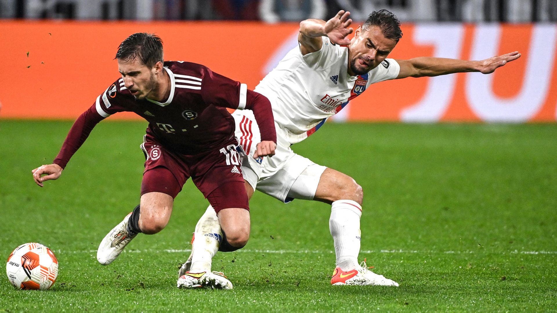Lyon's French defender Damien Da Silva (R) fights for the ball with Sparta Praha's Czech Matej Pulkrab (L) during the UEFA Europa League group A football match between Olympique Lyonnais and AC Sparta Praha at the Groupama Stadium in Decines-Charpieu, central-eastern France near Lyon on November 4, 2021. (Photo by OLIVIER CHASSIGNOLE / AFP) Lyon's French defender Damien Da Silva (R) fights for the ball with Sparta Praha's Czech Matej Pulkrab (L) during the UEFA Europa League group A football match between Olympique Lyonnais and AC Sparta Praha at the Groupama Stadium in Decines-Charpieu, central-eastern France near Lyon on November 4, 2021. (Photo by OLIVIER CHASSIGNOLE / AFP) - РИА Новости, 1920, 04.11.2021