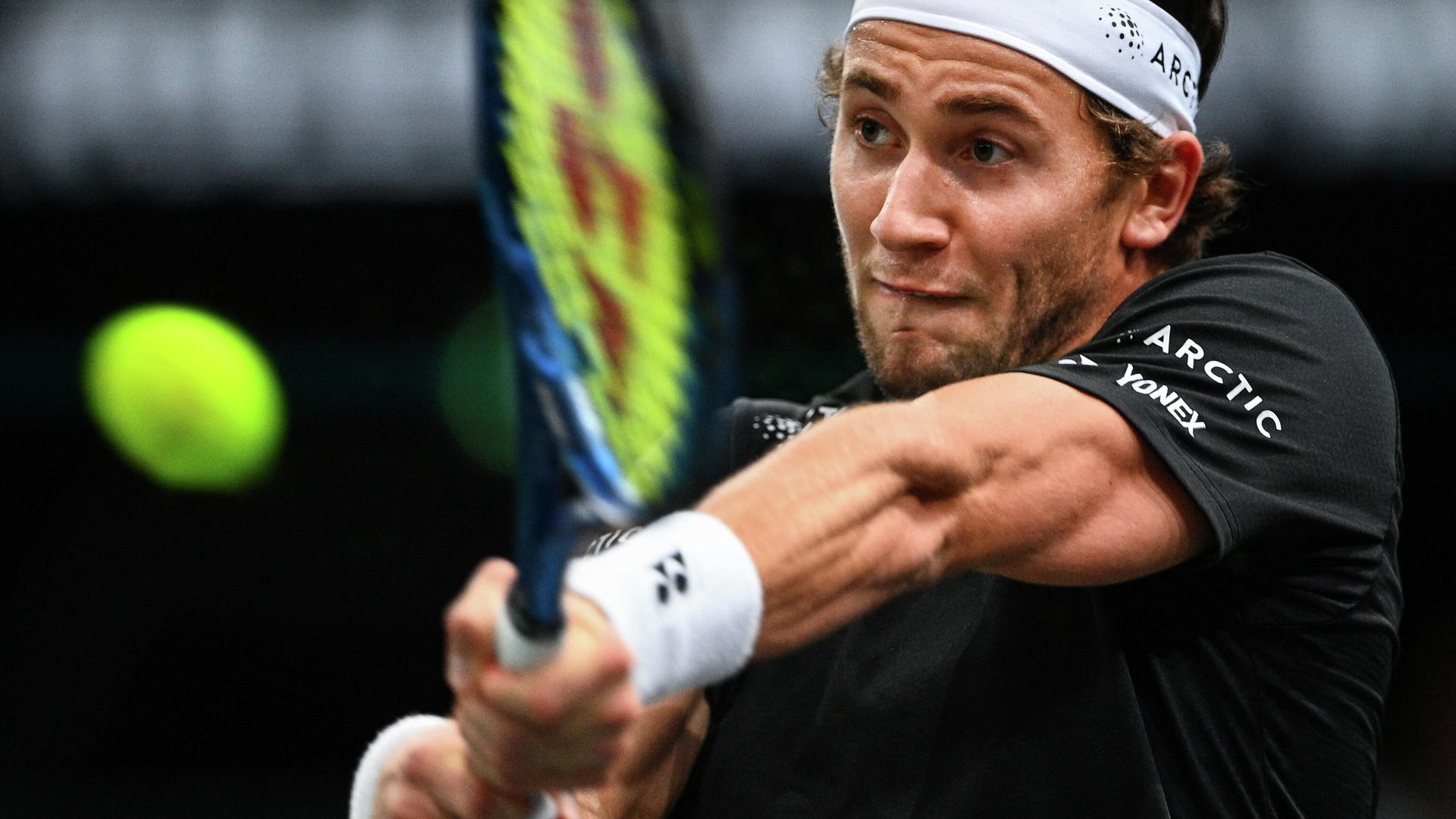 Denmark's Casper Ruud returns the ball to Kazakhstan's Alexander Bublik (not pictured) during their men's singles tennis match on day two of the ATP Paris Masters at The AccorHotels Arena in Paris on November 2, 2021. (Photo by Christophe ARCHAMBAULT / AFP) Denmark's Casper Ruud returns the ball to Kazakhstan's Alexander Bublik (not pictured) during their men's singles tennis match on day two of the ATP Paris Masters at The AccorHotels Arena in Paris on November 2, 2021. (Photo by Christophe ARCHAMBAULT / AFP) - РИА Новости, 1920, 04.11.2021