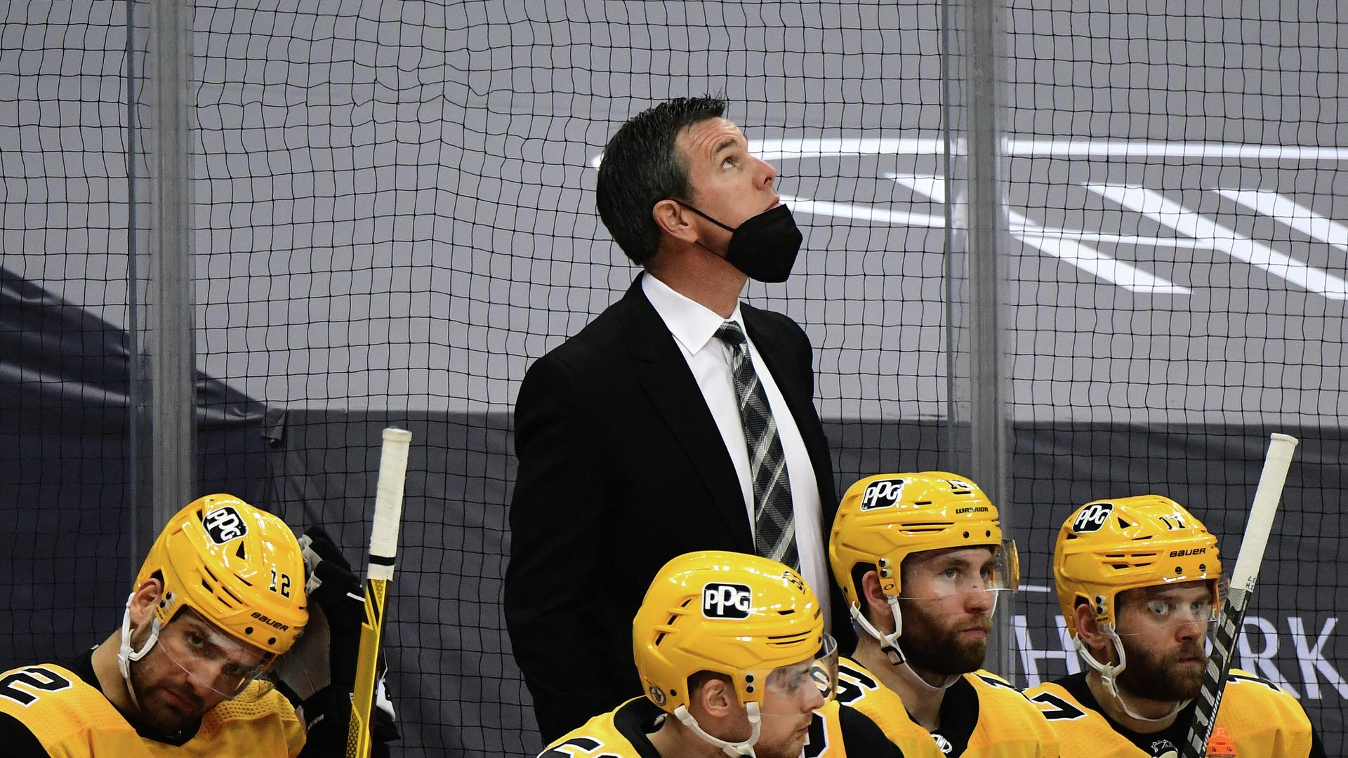 PITTSBURGH, PENNSYLVANIA - MAY 24: Head coach Mike Sullivan of the Pittsburgh Penguins looks on against the New York Islanders during the third period in Game Five of the First Round of the 2021 Stanley Cup Playoffs at PPG PAINTS Arena on May 24, 2021 in Pittsburgh, Pennsylvania. Emilee Chinn/Getty Images/AFP (Photo by Emilee Chinn / GETTY IMAGES NORTH AMERICA / Getty Images via AFP) PITTSBURGH, PENNSYLVANIA - MAY 24: Head coach Mike Sullivan of the Pittsburgh Penguins looks on against the New York Islanders during the third period in Game Five of the First Round of the 2021 Stanley Cup Playoffs at PPG PAINTS Arena on May 24, 2021 in Pittsburgh, Pennsylvania. Emilee Chinn/Getty Images/AFP (Photo by Emilee Chinn / GETTY IMAGES NORTH AMERICA / Getty Images via AFP) - РИА Новости, 1920, 04.11.2021