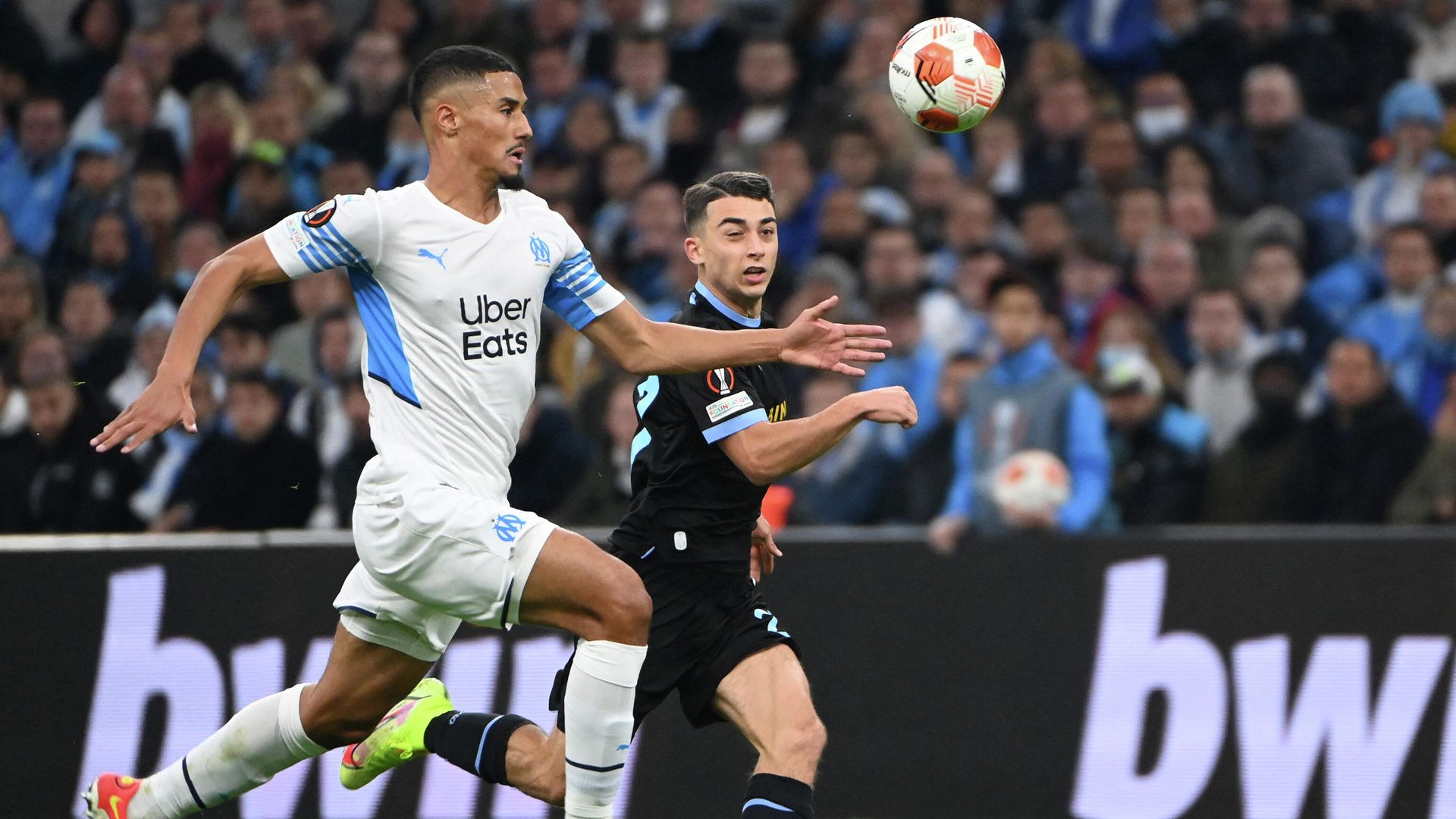 Marseille's French defender William Saliba (L) fights for the ball with Lazio's Italy's forward Ciro Immobile during the UEFA Europa League group E football match between Olympique de Marseille and Lazio Rome at the Velodrome Stadium in Marseille, southern France on November 4, 2021. (Photo by Christophe SIMON / AFP) Marseille's French defender William Saliba (L) fights for the ball with Lazio's Italy's forward Ciro Immobile during the UEFA Europa League group E football match between Olympique de Marseille and Lazio Rome at the Velodrome Stadium in Marseille, southern France on November 4, 2021. (Photo by Christophe SIMON / AFP) - РИА Новости, 1920, 05.11.2021
