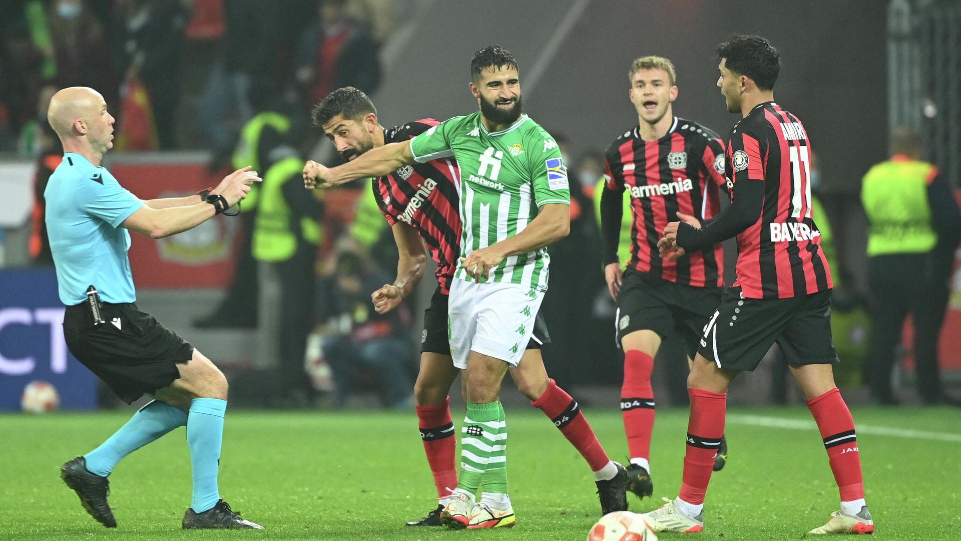 Leverkusen's German midfielder Kerem Demirbay (C L) and Real Betis' French midfielder Nabil Fekir (C R) fight during the UEFA Europa League Group G football match Bayer 04 Leverkusen v Real Betis in Leverkusen, western Germany, on November 4, 2021. (Photo by Ina Fassbender / AFP) Leverkusen's German midfielder Kerem Demirbay (C L) and Real Betis' French midfielder Nabil Fekir (C R) fight during the UEFA Europa League Group G football match Bayer 04 Leverkusen v Real Betis in Leverkusen, western Germany, on November 4, 2021. (Photo by Ina Fassbender / AFP) - РИА Новости, 1920, 05.11.2021
