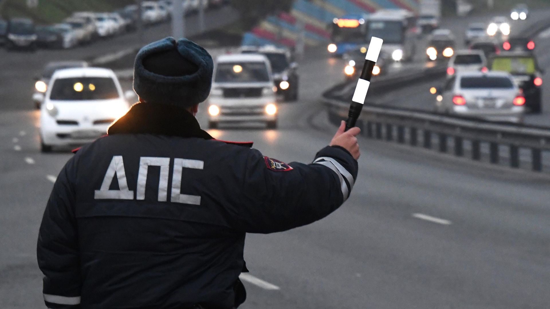 Сотрудник ДПС ГИБДД во время рейда Нетрезвый водитель во Владивостоке Сотрудник ДПС ГИБДД во время рейда Нетрезвый водитель во Владивостоке - РИА Новости, 1920, 18.11.2021