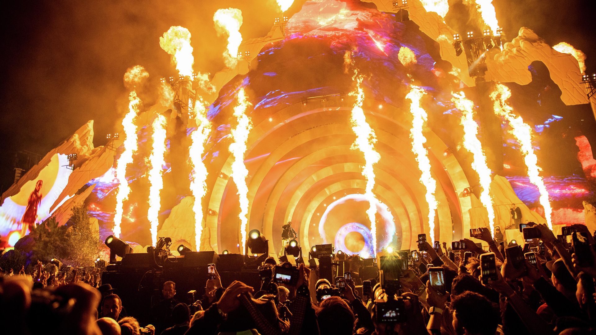 Зрители во время выступления рэпера Трэвиса Скотта на фестивале Astroworld Music Festival в Хьюстоне, штат Техас Зрители во время выступления рэпера Трэвиса Скотта на фестивале Astroworld Music Festival в Хьюстоне, штат Техас - РИА Новости, 1920, 06.11.2021