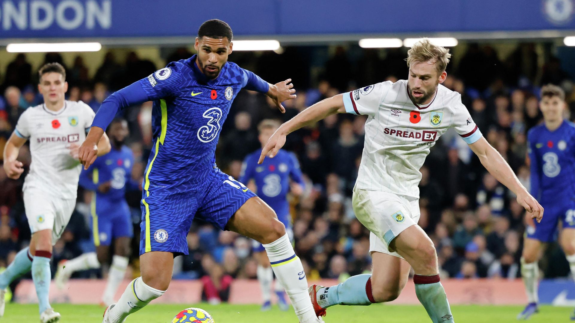 Chelsea's English midfielder Ruben Loftus-Cheek (L) vies with Burnley's English defender Charlie Taylor during the English Premier League football match between Chelsea and Burnley at Stamford Bridge in London on November 6, 2021. (Photo by Tolga Akmen / AFP) / RESTRICTED TO EDITORIAL USE. No use with unauthorized audio, video, data, fixture lists, club/league logos or 'live' services. Online in-match use limited to 120 images. An additional 40 images may be used in extra time. No video emulation. Social media in-match use limited to 120 images. An additional 40 images may be used in extra time. No use in betting publications, games or single club/league/player publications. / Chelsea's English midfielder Ruben Loftus-Cheek (L) vies with Burnley's English defender Charlie Taylor during the English Premier League football match between Chelsea and Burnley at Stamford Bridge in London on November 6, 2021. (Photo by Tolga Akmen / AFP) / RESTRICTED TO EDITORIAL USE. No use with unauthorized audio, video, data, fixture lists, club/league logos or 'live' services. Online in-match use limited to 120 images. An additional 40 images may be used in extra time. No video emulation. Social media in-match use limited to 120 images. An additional 40 images may be used in extra time. No use in betting publications, games or single club/league/player publications. / - РИА Новости, 1920, 06.11.2021