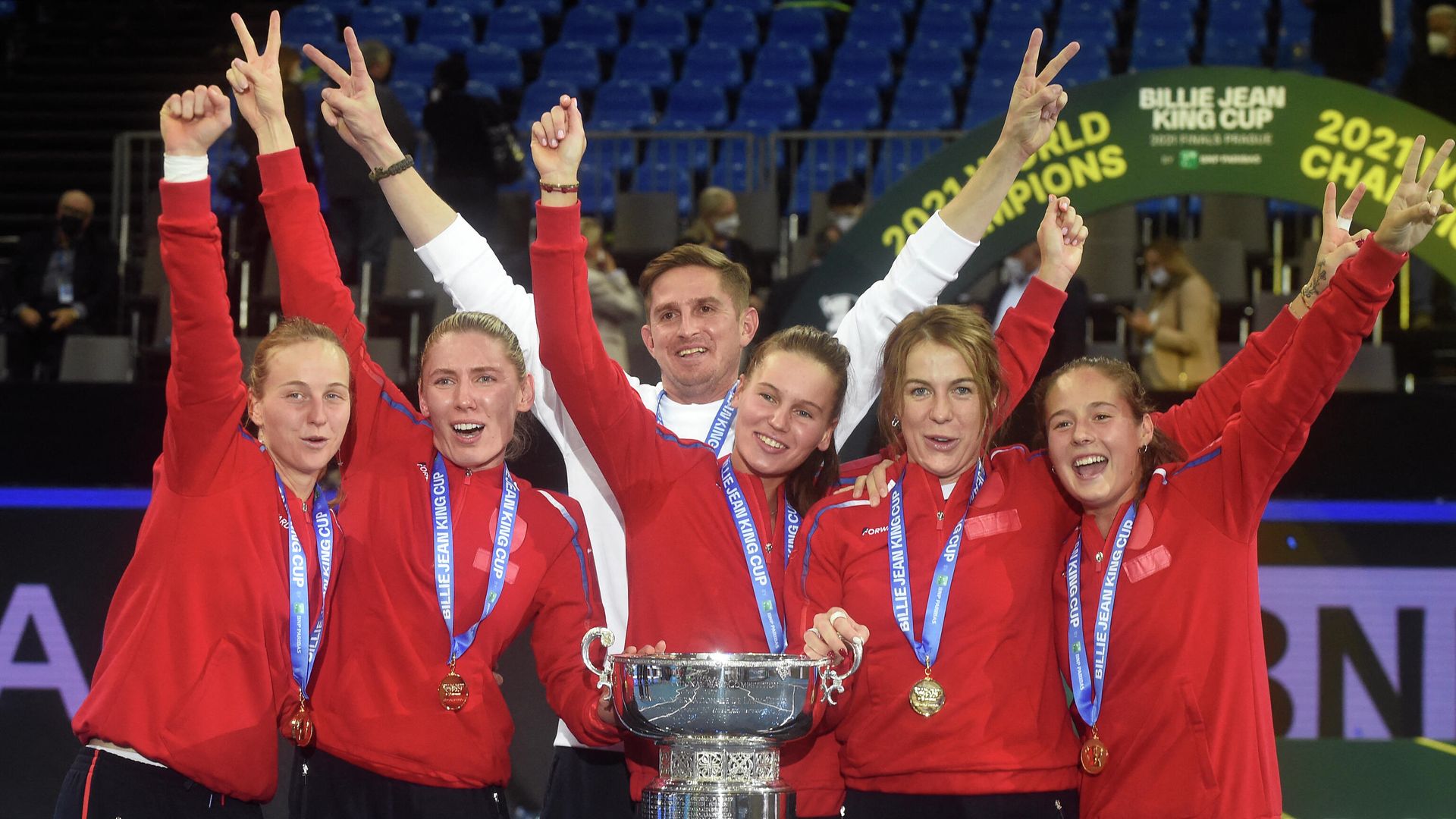 Team Russia (L-R) Liudmila Samsonova, Ekaterina Alexandrova, captain Igor Andreev, Veronika Kudermetova, Anastasia Pavluchenkova, Daria Kasatkina pose for media  with their trophy after winning the Billie Jean King Cup tennis match finals at the O2 Arena in Prague, Czech Republic, on November 6, 2021. (Photo by Michal Cizek / AFP) - РИА Новости, 1920, 07.11.2021