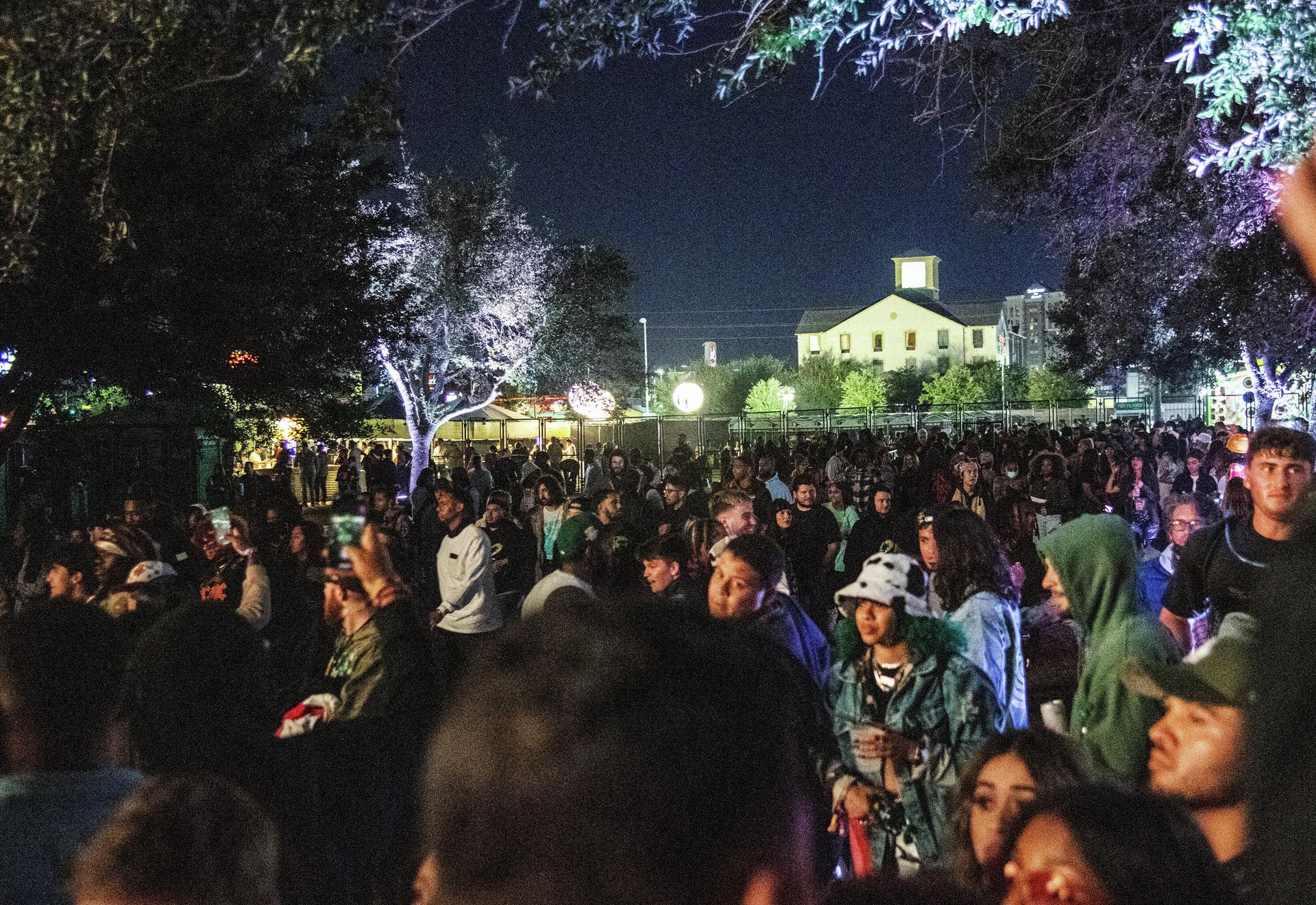 Зрители во время выступления рэпера Трэвиса Скотта на фестивале Astroworld Music Festival в Хьюстоне, штат Техас Зрители во время выступления рэпера Трэвиса Скотта на фестивале Astroworld Music Festival в Хьюстоне, штат Техас - РИА Новости, 1920, 07.11.2021