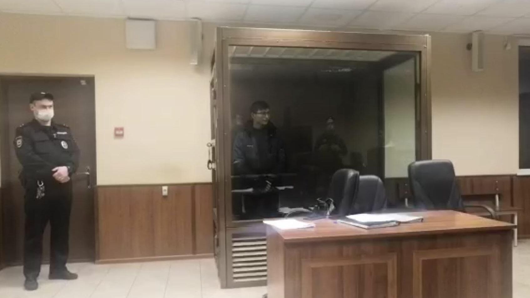 Суд оглашает меру пресечения 19-летнему обвиняемому в покушении на убийство в Новой Москве. Кадр из видео Суд оглашает меру пресечения 19-летнему обвиняемому в покушении на убийство в Новой Москве. Кадр из видео - РИА Новости, 1920, 07.11.2021