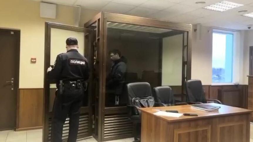 Обвиняемый в покушении на убийство в Новой Москве в зале суда. Кадр из видео Обвиняемый в покушении на убийство в Новой Москве в зале суда. Кадр из видео - РИА Новости, 1920, 07.11.2021