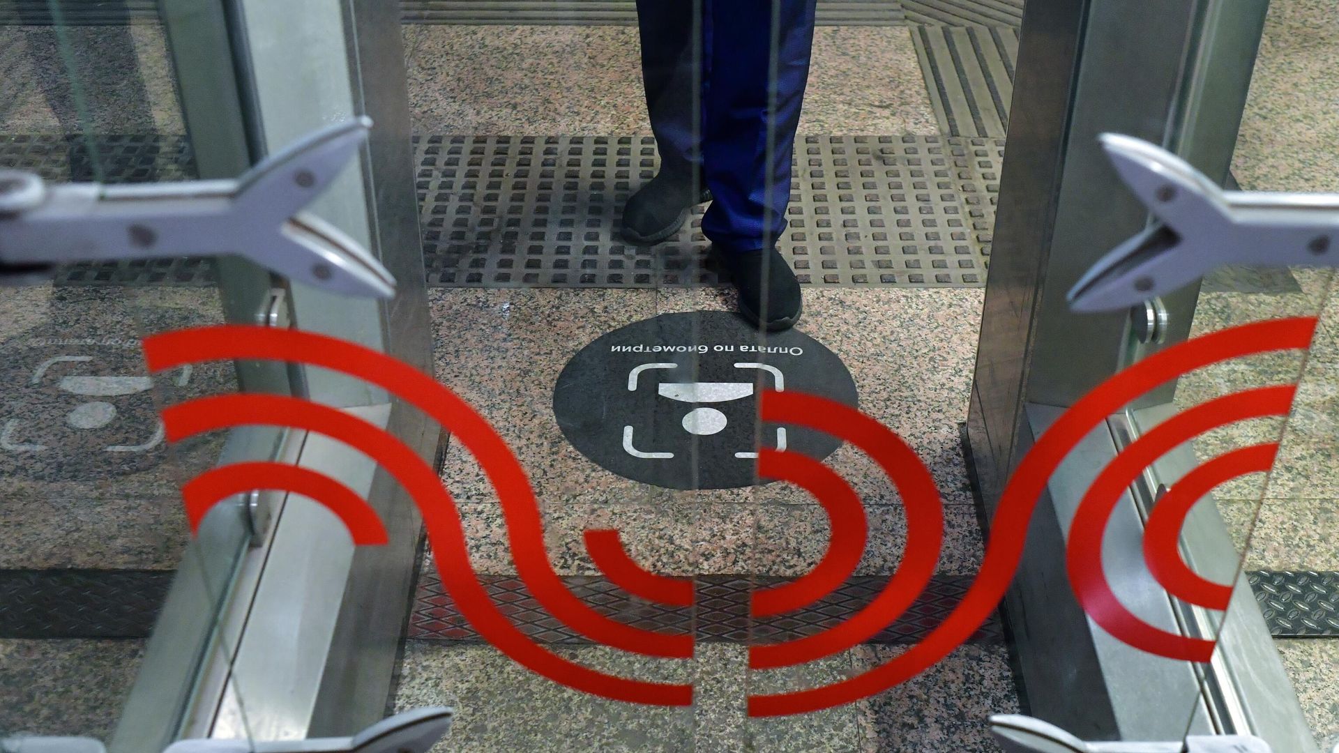 Пассажир проходит через турникет с новой системой Face Pay Пассажир проходит через турникет с новой системой Face Pay - РИА Новости, 1920, 14.12.2021
